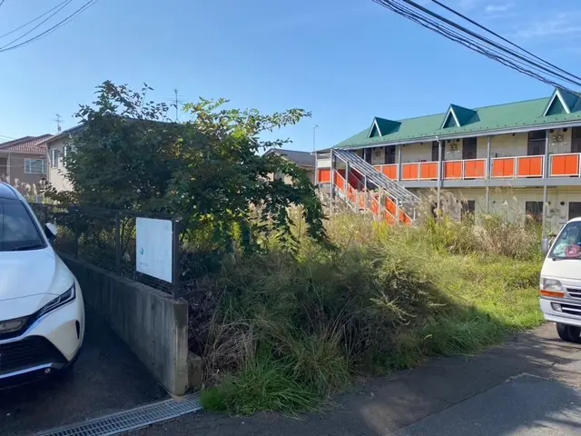 手入れされず荒れてしまった福島市内の空き地・庭木