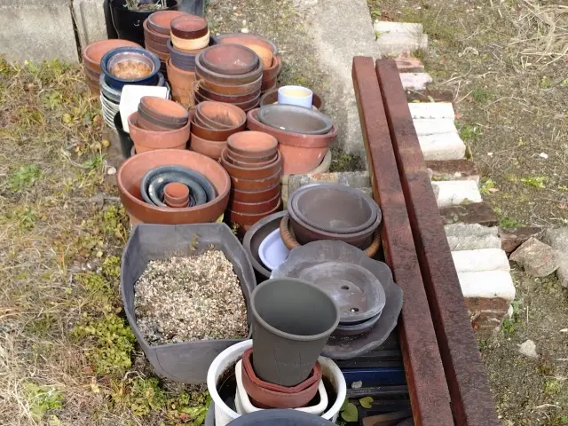 荒れたお庭の不用品